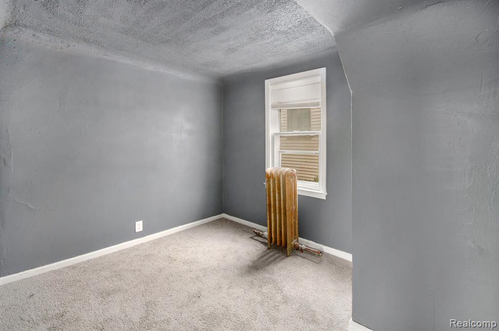 21716 Lakeview Street Property Photo 16