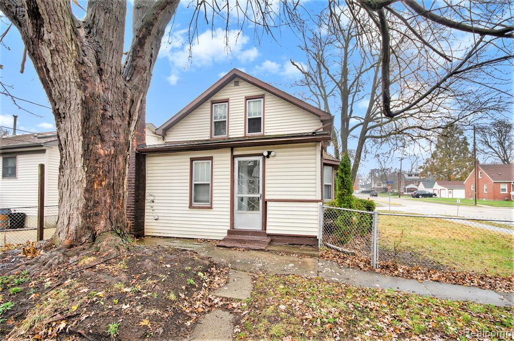 21716 Lakeview Street Property Photo 21