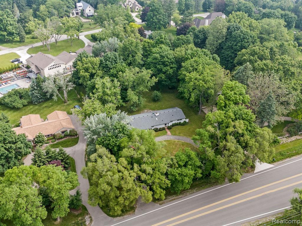 4550 W Maple Road Property Photo