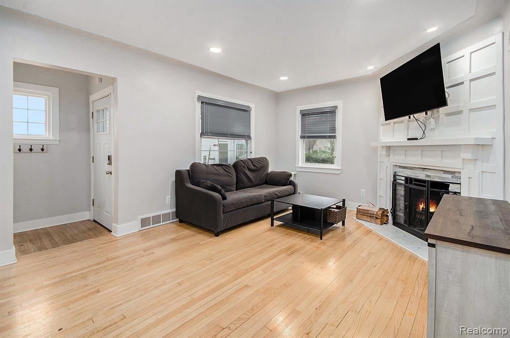 21700 California Street Property Photo 4
