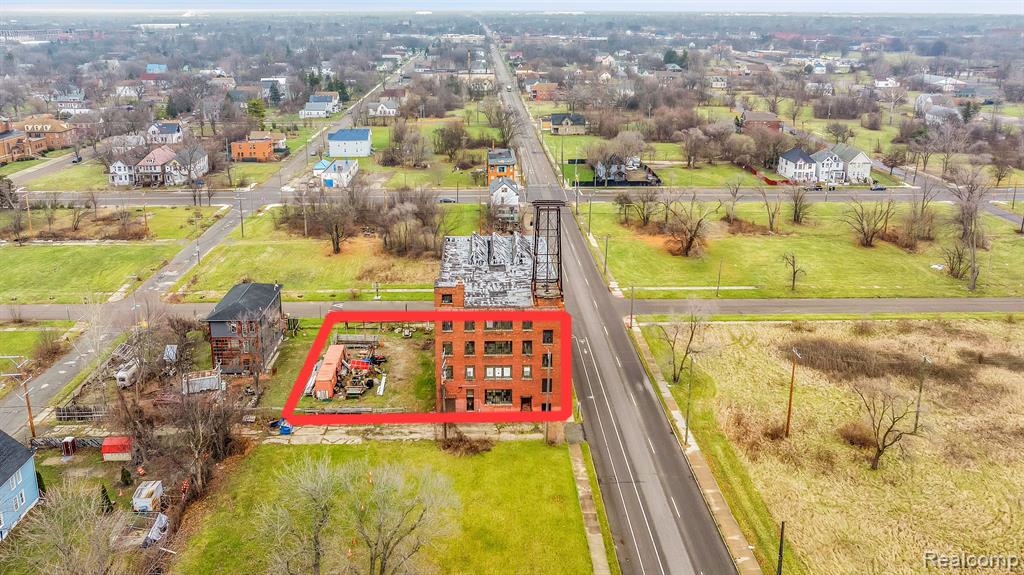 2941 E Warren Avenue Property Photo 9