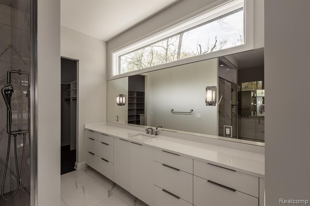 4380 The Heights Boulevard Property Photo 12