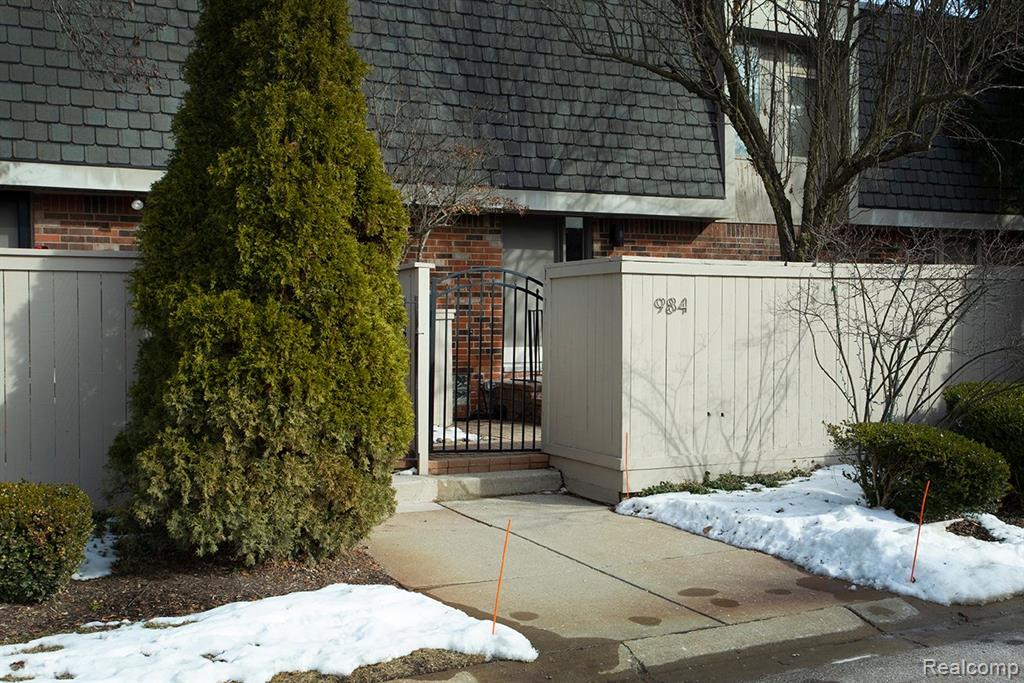 984 Stratford Lane Property Photo 1
