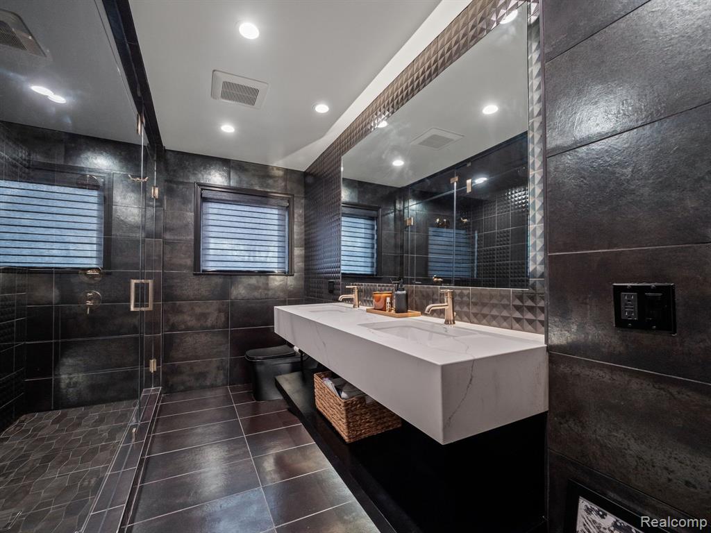 5190 Clarendon Crest Street Property Photo 45