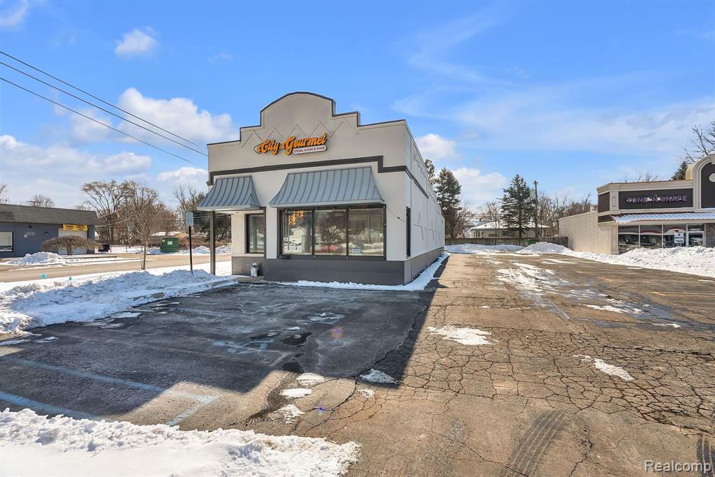 28407 5 Mile Road Property Photo 4