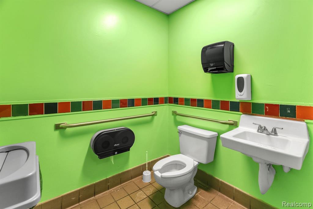 28407 5 Mile Road Property Photo 15