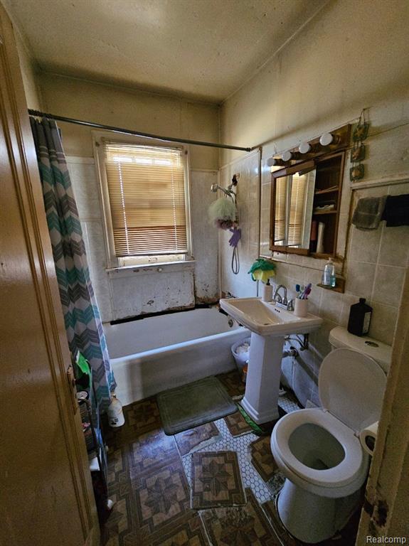 2950 Lakewood Street Property Photo 5