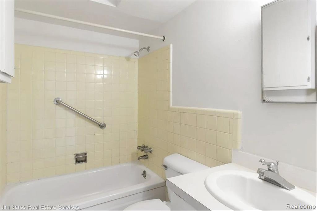 16425 E 12 Mile Rd - 1 Bed Units Property Photo 6