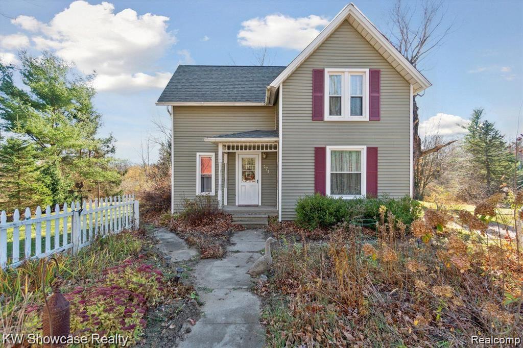 1716 E WARDLOW Road Property Photo 1