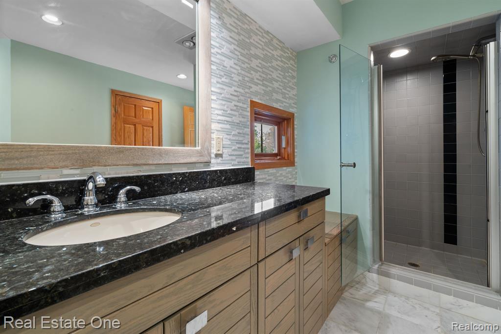60376110 Property Photo 46