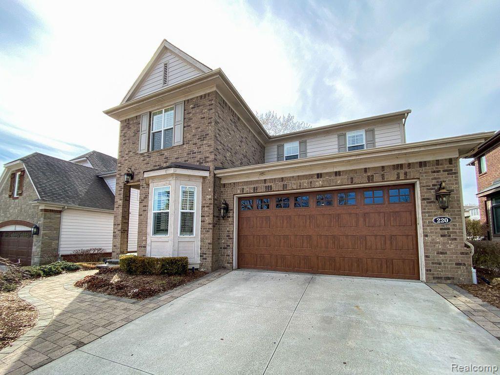 220 S Castell Avenue Property Photo 1
