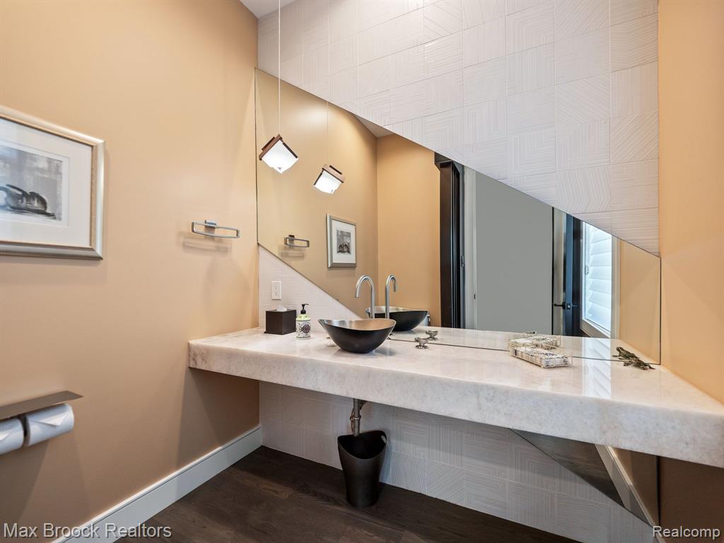 4890 Charing Cross Road Property Photo 4