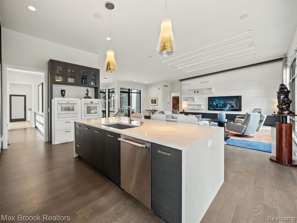 4890 Charing Cross Road Property Photo 12