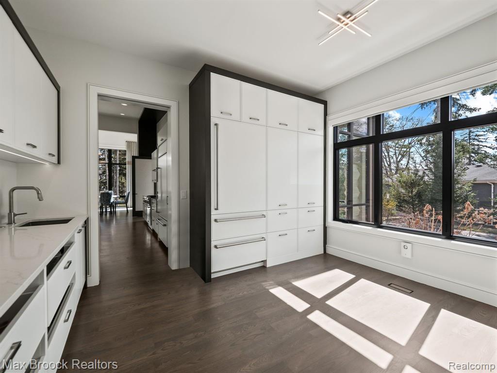 4890 Charing Cross Road Property Photo 13