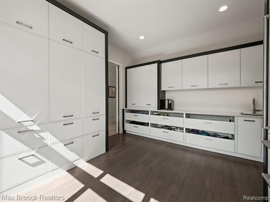 4890 Charing Cross Road Property Photo 14
