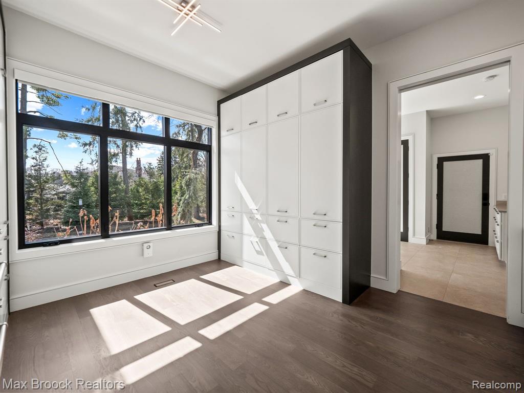 4890 Charing Cross Road Property Photo 15