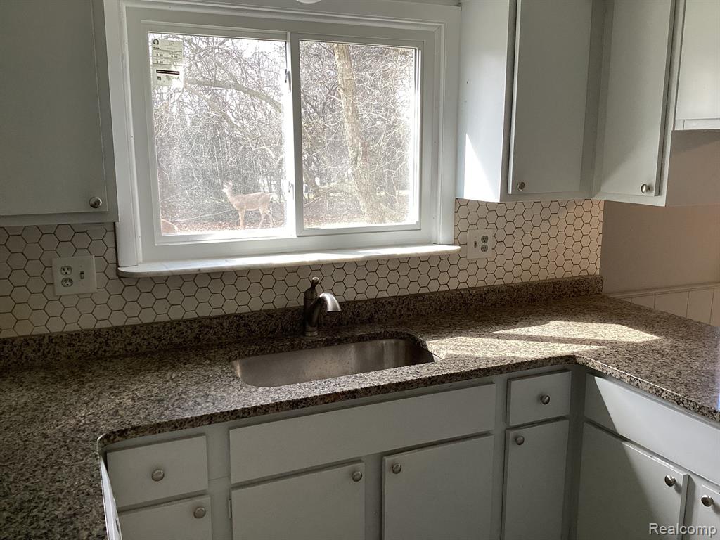 4747 Quarton Road Property Photo 6