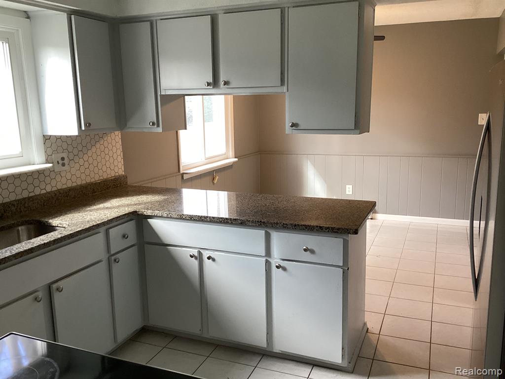 4747 Quarton Road Property Photo 7