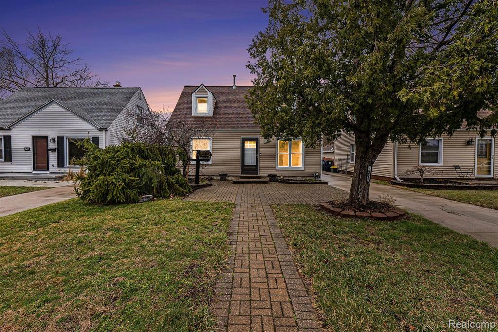 2217 E 10 MILE Road Property Image