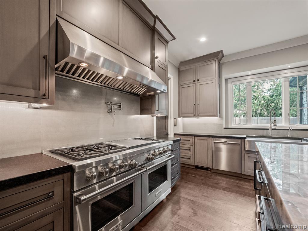 415 Argyle Street Property Photo 10
