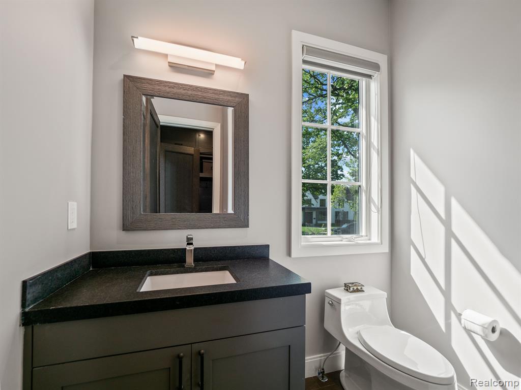415 Argyle Street Property Photo 26