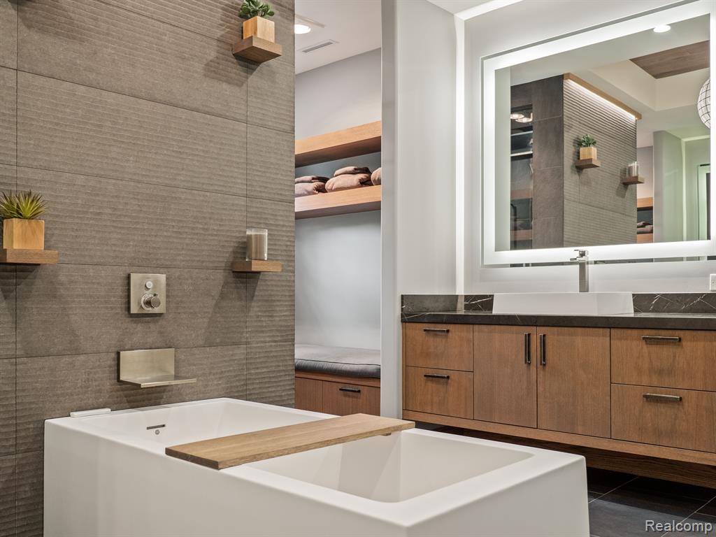 415 Argyle Street Property Photo 33