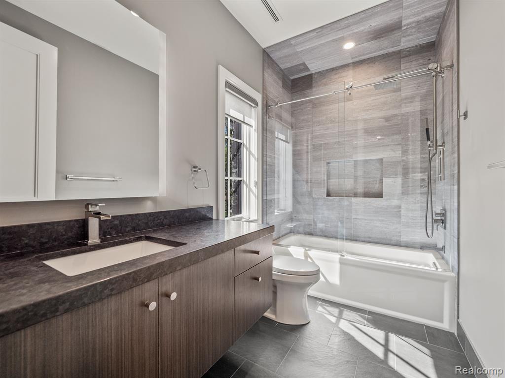 415 Argyle Street Property Photo 42