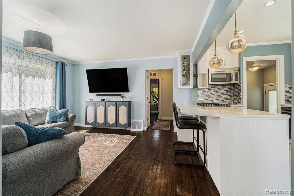 132 S Wilson Avenue Property Photo 8