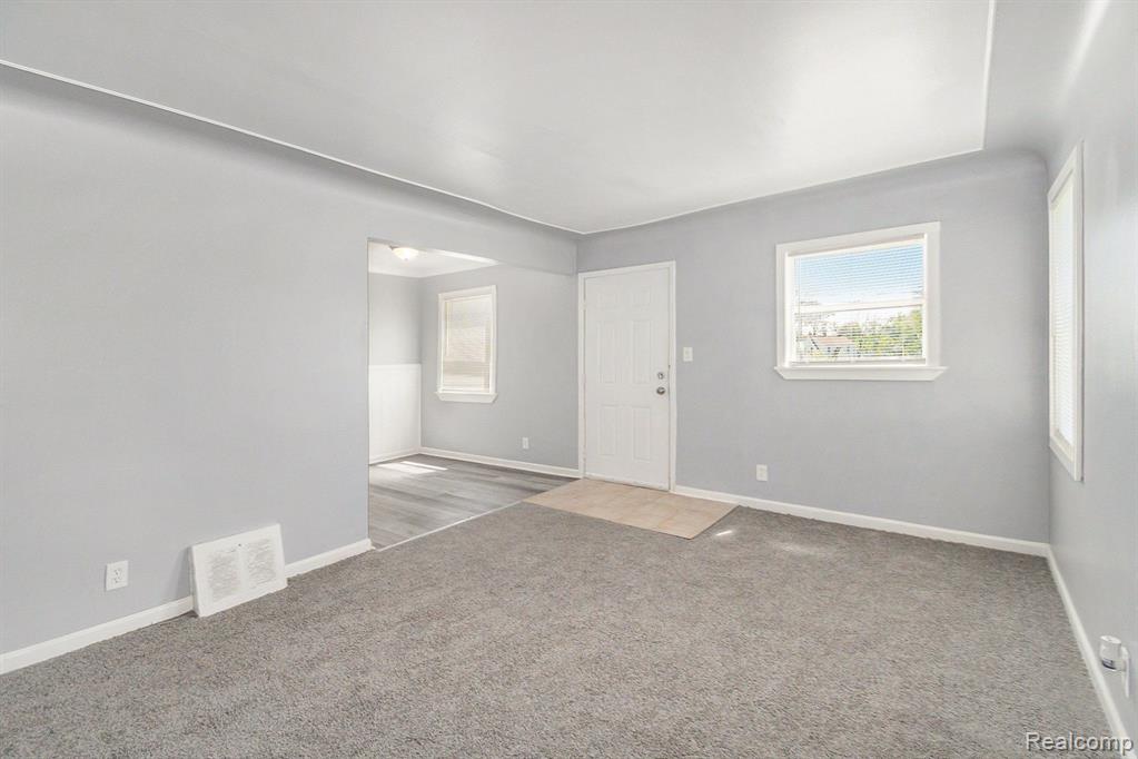 887 University Drive Property Photo 5