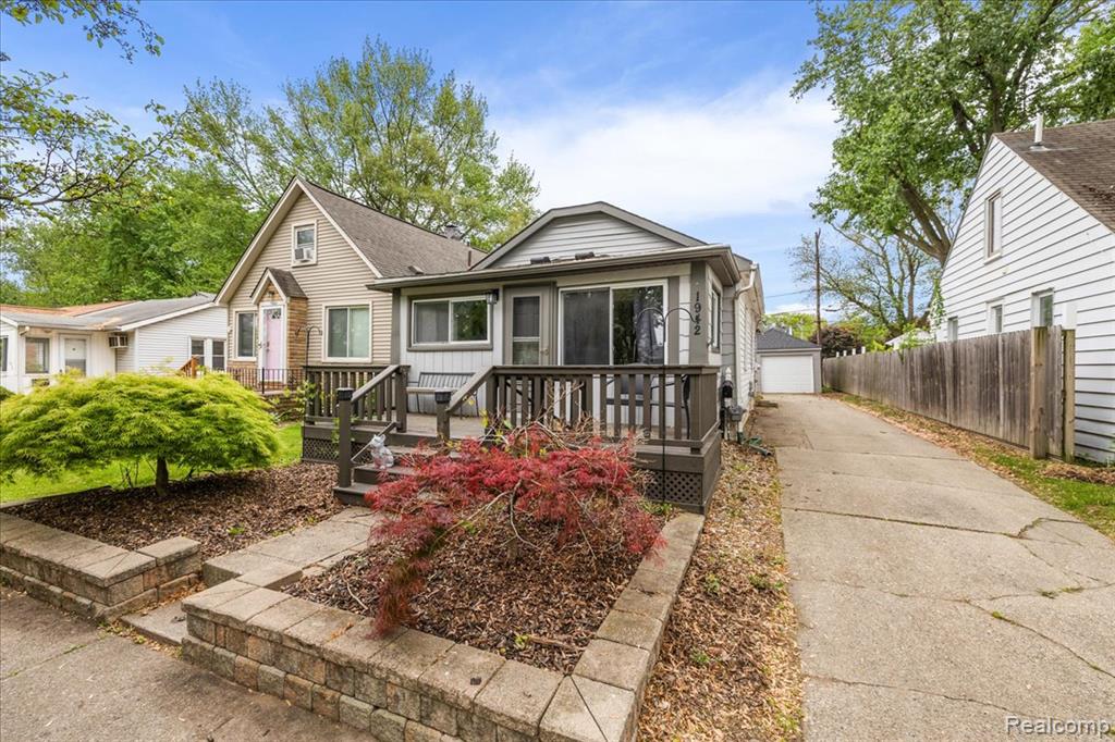 1942 E Troy Street Property Photo 2