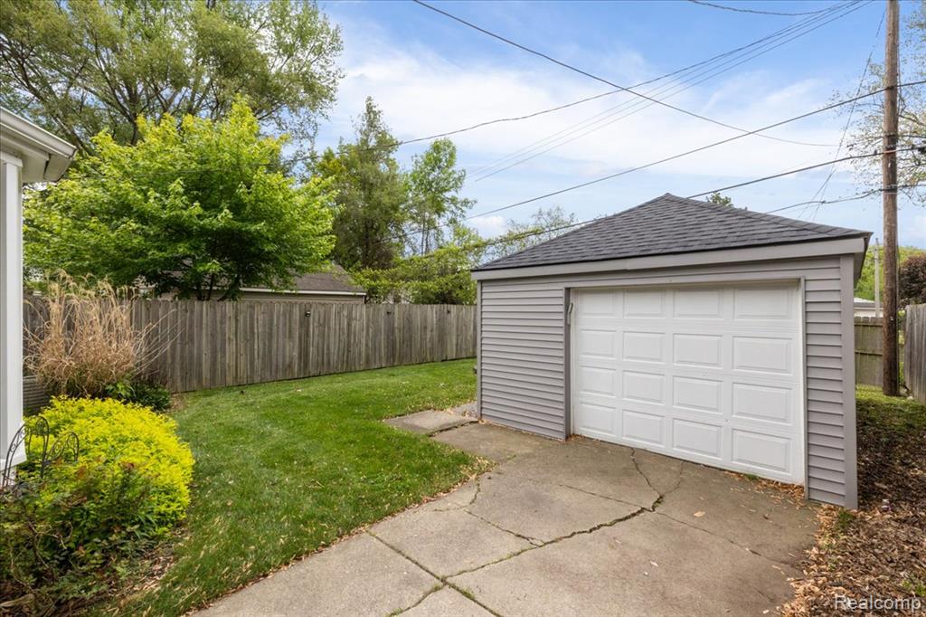1942 E Troy Street Property Photo 3