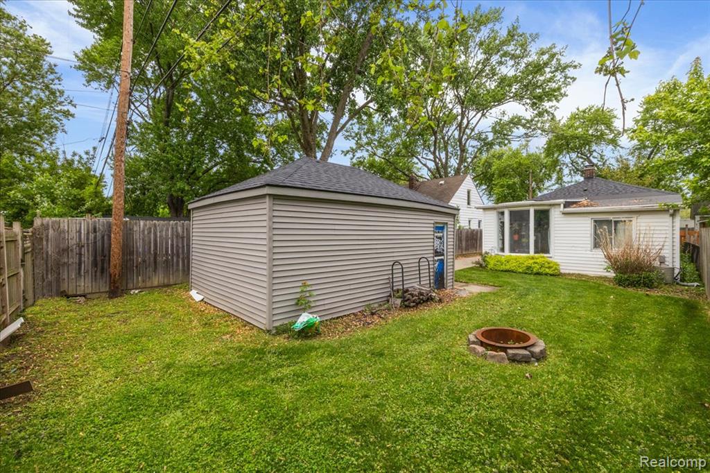 1942 E Troy Street Property Photo 4