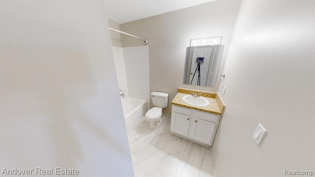500 E Monroe Street Property Photo 7