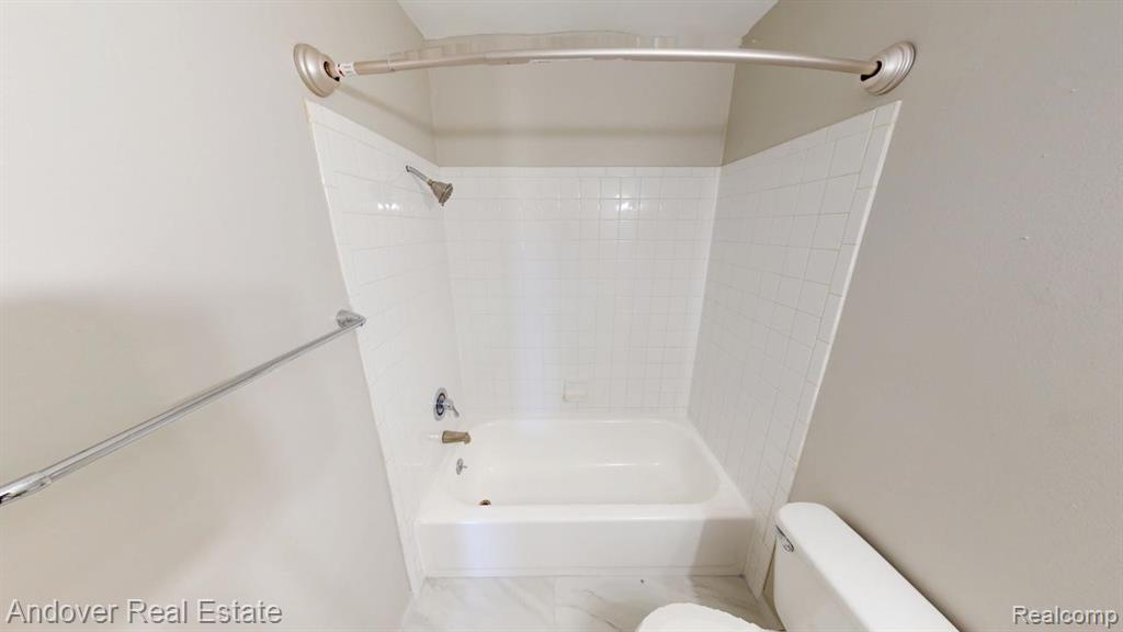 500 E Monroe Street Property Photo 8