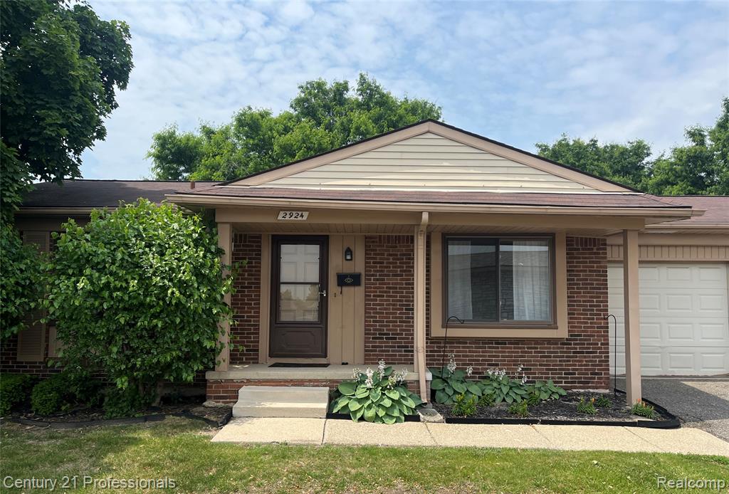 2924 Roundtree Drive Property Photo 1