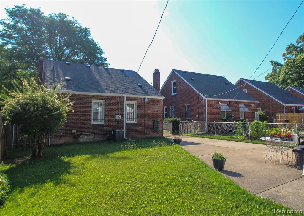 18489 Whitcomb Street Property Photo 5