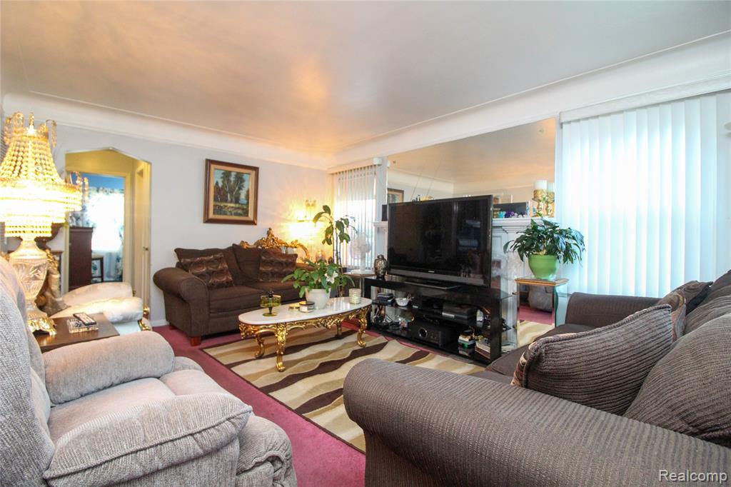 18489 Whitcomb Street Property Photo 6
