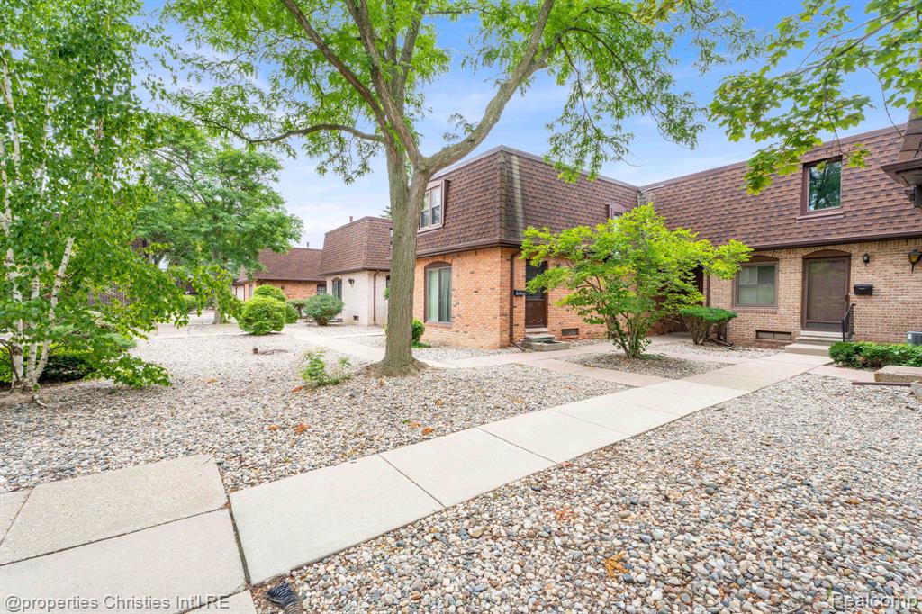 5085 Crooks Road Property Photo 1