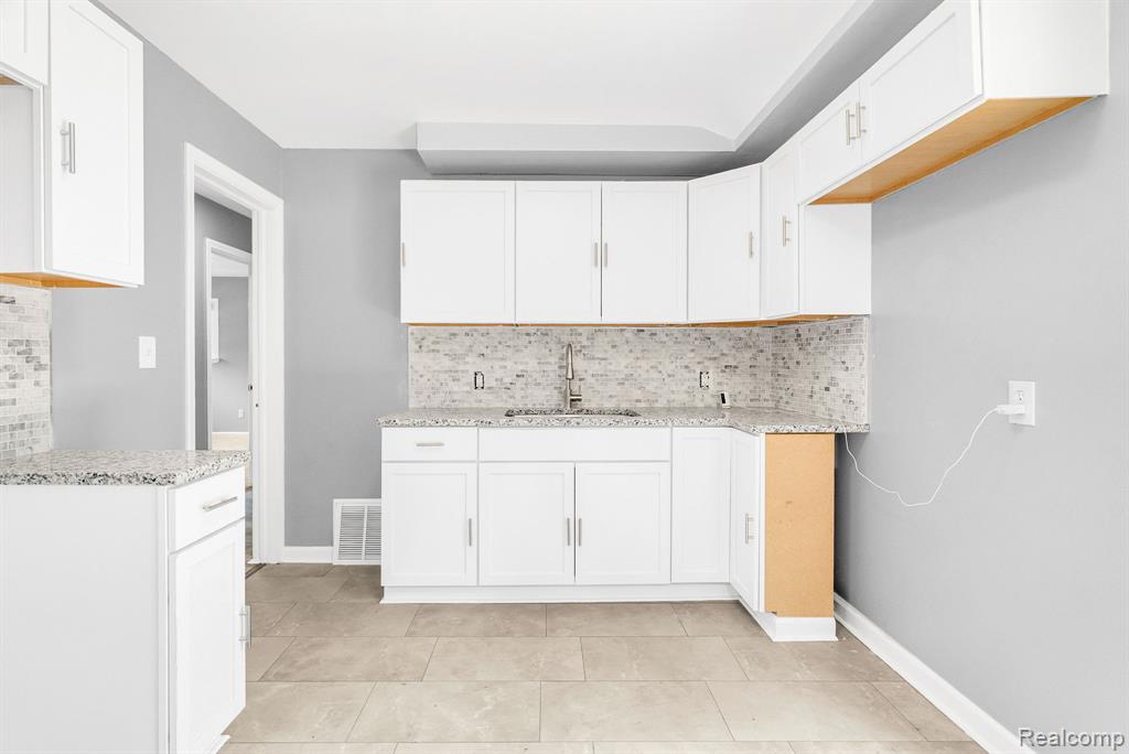 20220 Lahser Road Property Photo 12