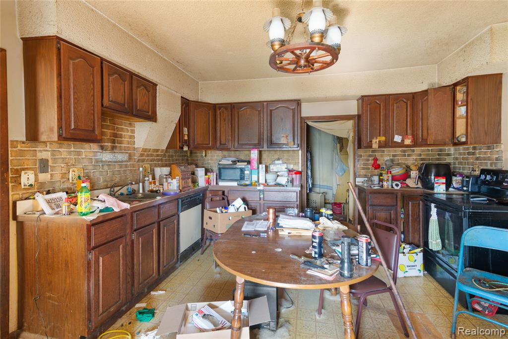 15602 Northline Road Property Photo 9