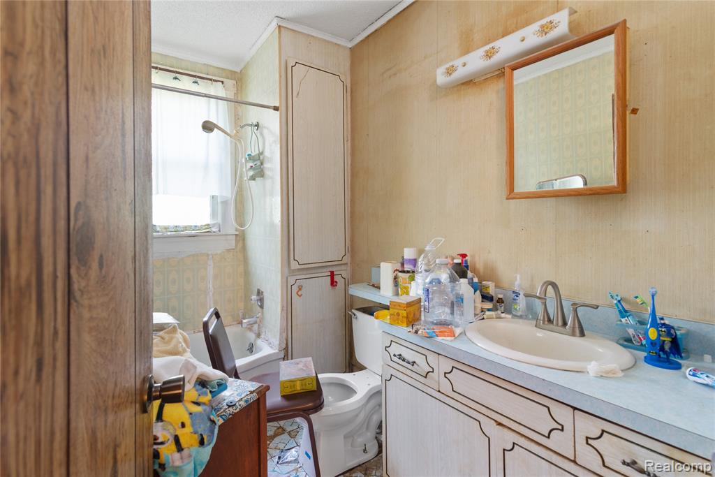 15602 Northline Road Property Photo 8