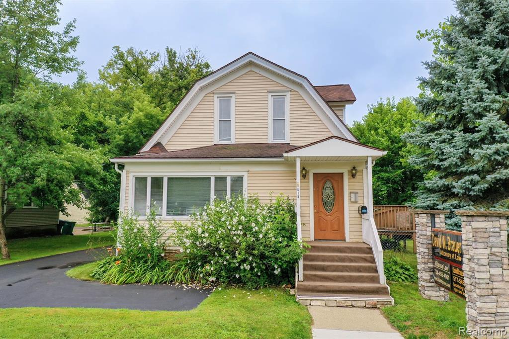 515 E Grand River Avenue Property Photo 1