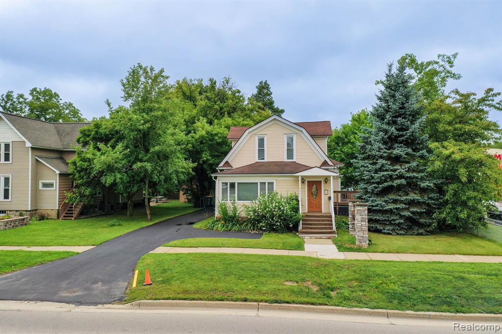 515 E Grand River Avenue Property Photo 2