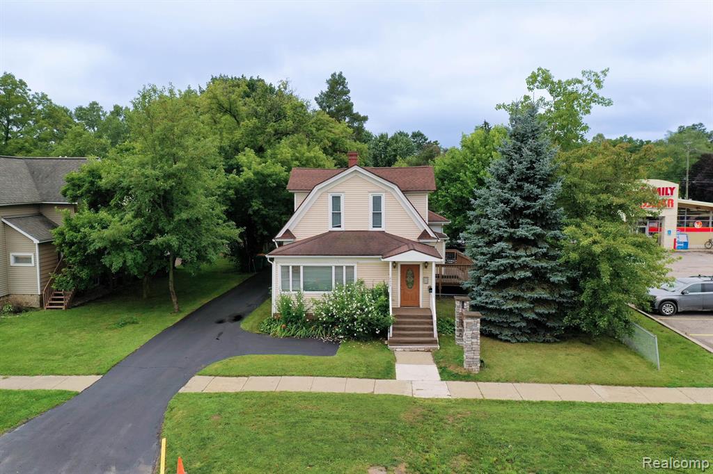 515 E Grand River Avenue Property Photo 3