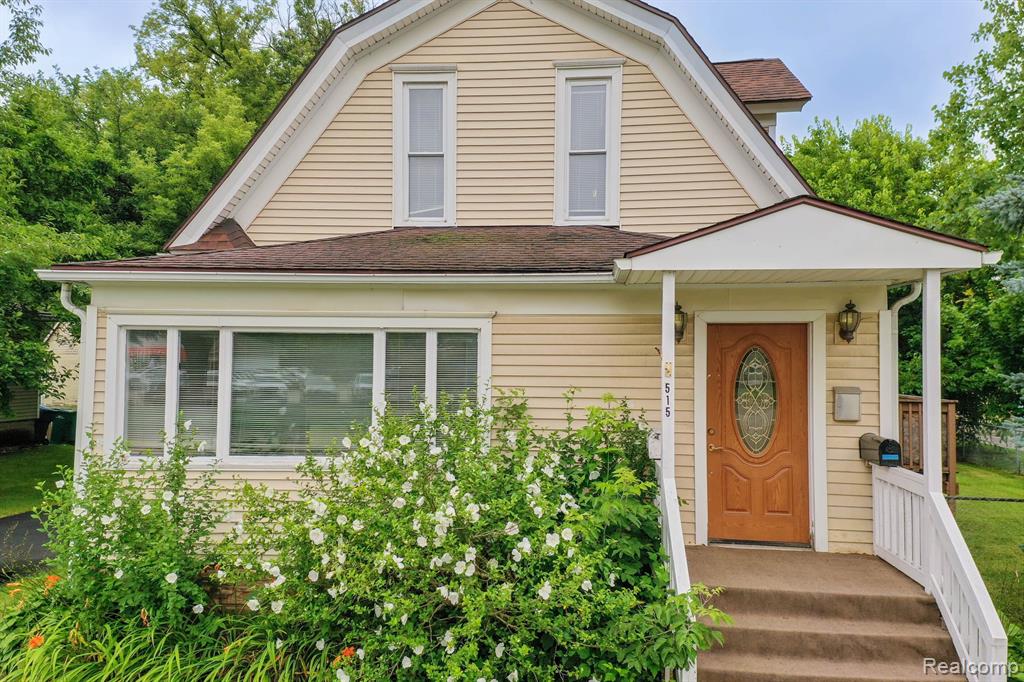 515 E Grand River Avenue Property Photo 4