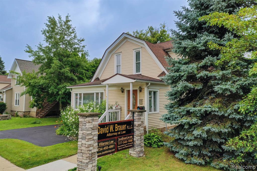 515 E Grand River Avenue Property Photo 6