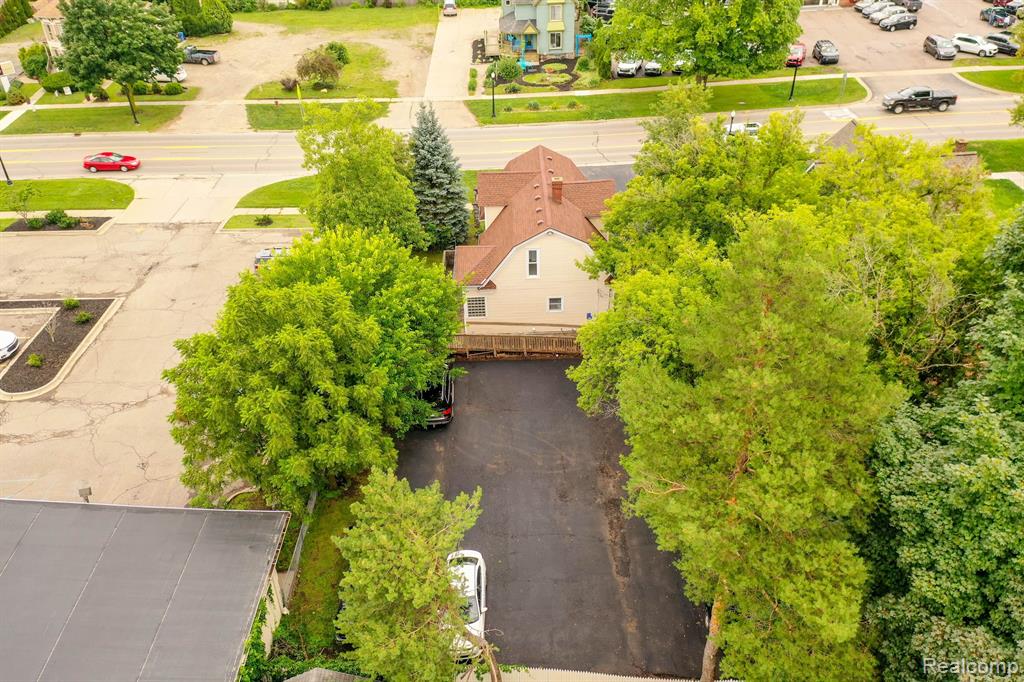515 E Grand River Avenue Property Photo 11