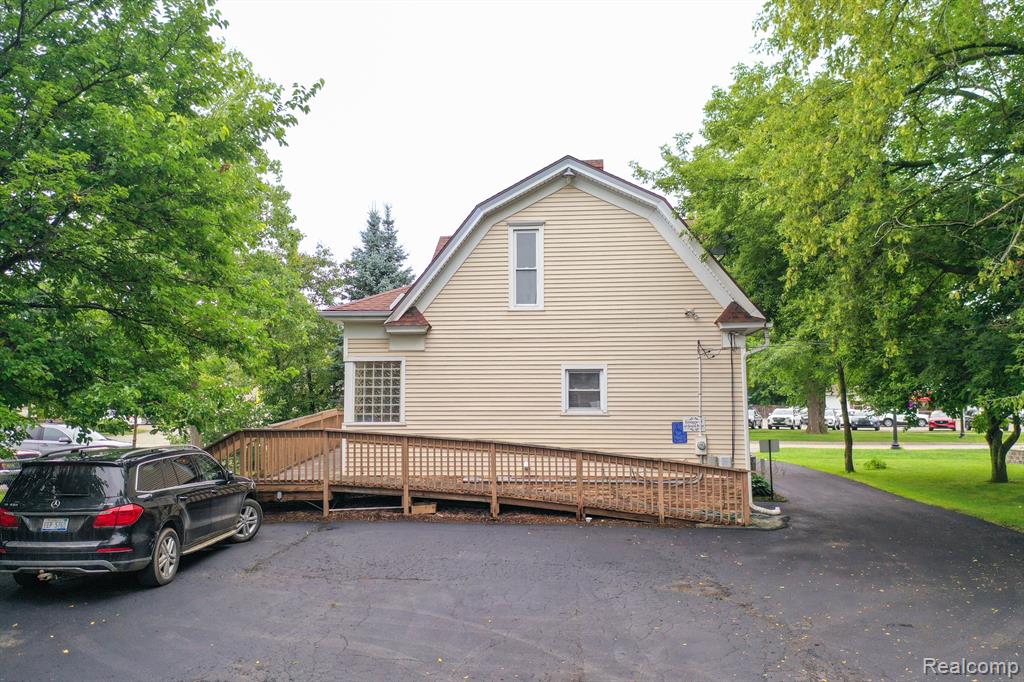 515 E Grand River Avenue Property Photo 14