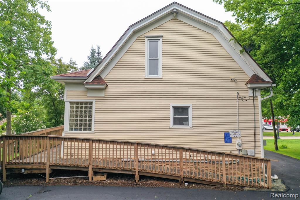 515 E Grand River Avenue Property Photo 15