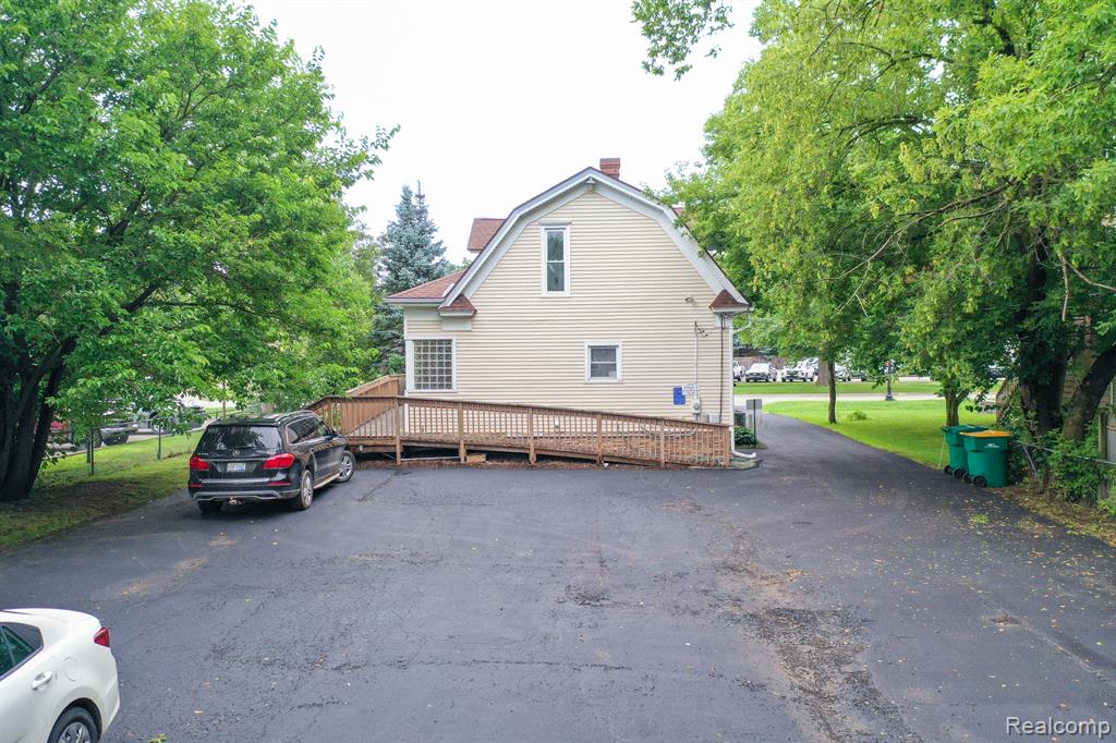 515 E Grand River Avenue Property Photo 16
